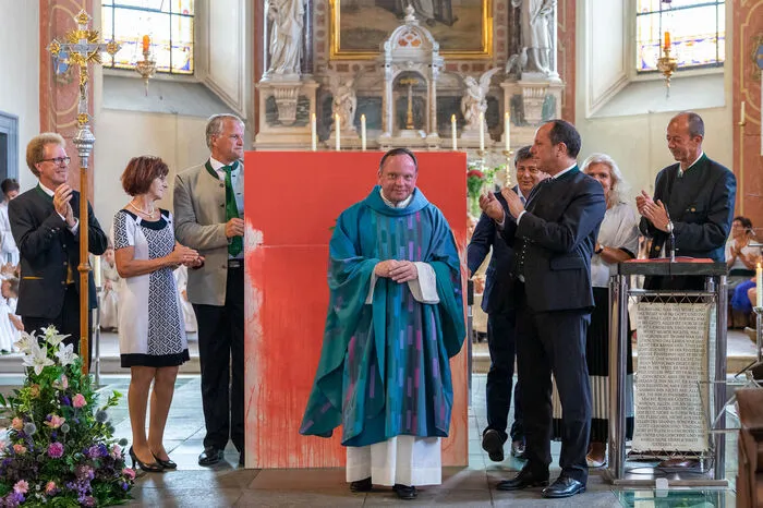 Die Gemeinden Gleisdorf, Hofstätten/Raab, Ludersdorf-Wilfersdorf, Albersdorf-Prebuch, Markt Hartmannsdorf und Sinabelkirchen schenkten Pfarrer Hörting ein Bild des südoststeirischen Künstlers Franz Cserni.