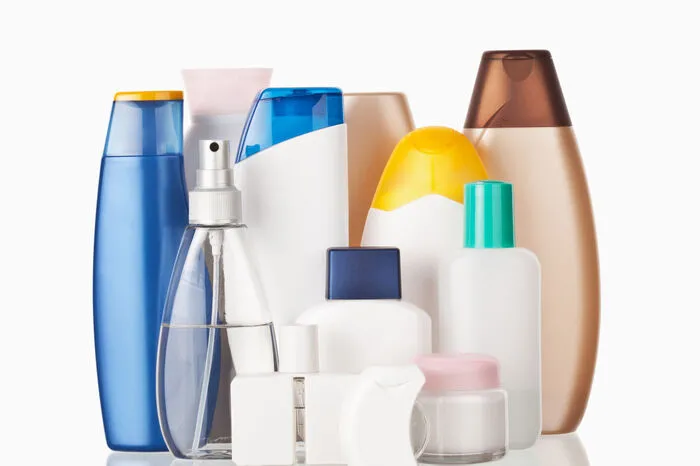Brauchen denn auch Haare Sonnenschutz?Unbedingt. Ich hatte heuer schon sehr viele Kunden mit ausgebleichten Haaren. Die Sonne wird immer aggressiver und Haare bleichen aus und werden strohig. Sie brauchen wie die Haut Schutz. Deswegen sollte man vor dem Sonnenbad prophylaktisch spezielle Sonnenschutzsprays verwenden, die das Haar mit Feuchtigkeit versorgen. Wie beim Sonnenschutz der Haut muss man auch diesen alle paar Stunden wieder erneuern.(Das hilft bei kaputtem Haar)