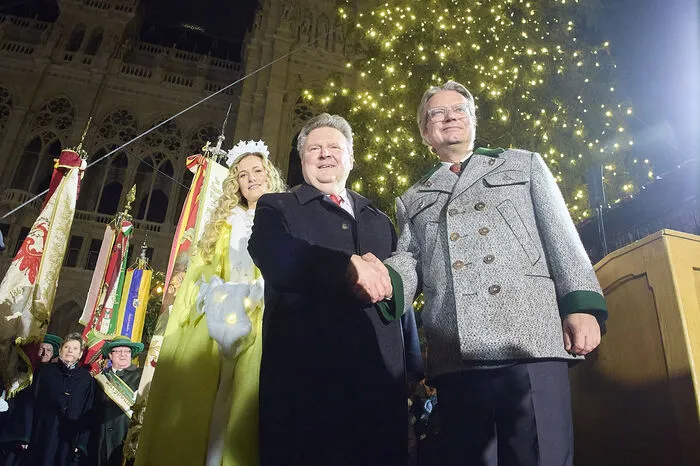 Mit dem Christbaum steht heuer am Wiener Rathausplatz ein Stück Steiermark im Blickpunkt. Wir sind stolz, wieder Teil dieser jahrzehntealten Tradition zu sein, und ich hoffe, dass die Besucherinnen und Besucher des Christkindlmarktes – gerade in dieser krisenbehafteten Zeit – viel Freude mit der Fichte aus Admont haben“, so der steirische Landeshauptmann Christopher Drexler