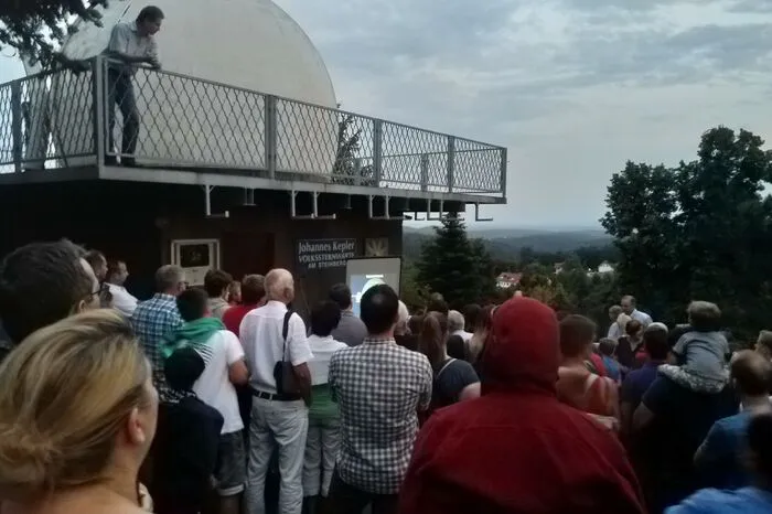 ... oder bei der Sternwarte am Steinberg bei Graz: Tausende waren Freitagnacht auf den Beinen, um die Mondfinsternis zu erleben.