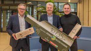 10.735 Euro kommen vom Weingut Krisper und Spar: Spar-Chef Christoph Holzer mit Bernd Olbrich und Stefan Krisper 
