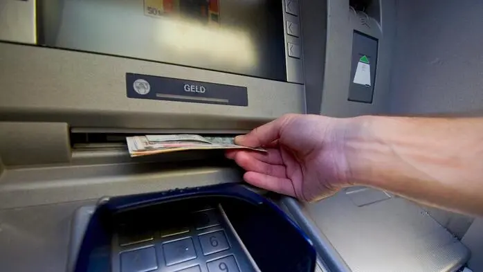 Ein Mann erhält Geld aus dem Bankomaten | Der Mann erhielt das Geld zurück, die Bankomatkarte jedoch nicht (Symbolfoto)