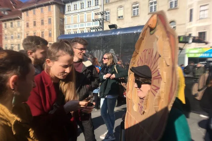 Mit Protesttafeln, Parolen und Papier-Masken setzte man auf dem Grazer Hauptplatz ein Zeichen.