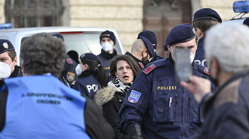 Die Wiener Polizei hat am Samstag eine Aktivistin und Organisatorin von Protesten gegen die Coronavirus-Maßnahmen festgenommen.
