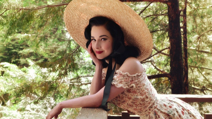 Lena Hoschek ist seit jeher bekannt für ihre Vintage inspirierten Looks und ausgesprochen femininen Entwürfe.