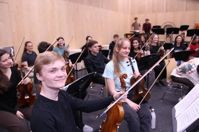 Konservatoriums-Direktor Eduard Lanner begrüßte die vielen Gäste und stellte das Orchester kurz vor. 