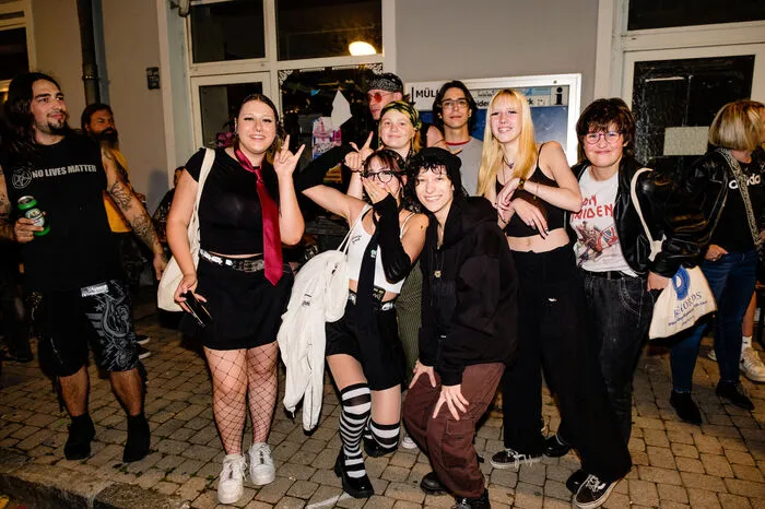 Junges Publikum feierte beim Daarkfest, teilweise mit sehr kreativen Outfits.