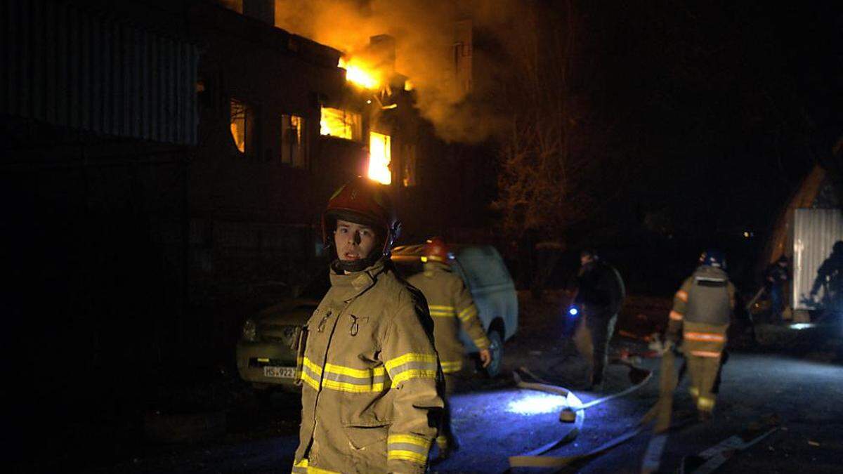 Feuerwehrleute löschen nach einem russischen Drohnenangriff in der ukrainischen Hauptstadt Kiew einen Brand. (Symbolfoto)