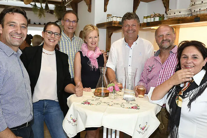 Gerhard Briggl, LR Sara Schaar, die Hausbesitzer Herbert und Sigrid Krobath, Bgm. Gerhard Pirih, Ernst Thaler (Altholz-Tischler) und Christine Sitter