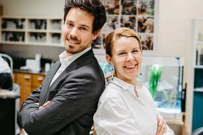 Marlies Kleinberger, „Wagner für Haare“, Villach: Die erste Woche ist bei uns bereits stark ausgelastet, vor allem, da wir durch die laufenden Maßnahmen weit weniger Bedienplätze besetzen können als sonst üblich und wir auch mehr Zeit zwischen Terminen einplanen. Wir hatten bereits vor der Krise sehr lange Öffnungszeiten und waren – auch montags – immer ab 8 Uhr für unsere Kunden da. Das ist gerade jetzt ein großer Vorteil.