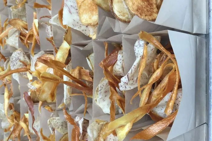 Ein Auszug der Speisen: Fein angerichtete Gemüsechips