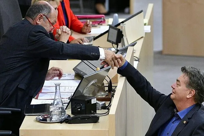 "Da sehe ich keinen grundsätzlichen Dissens. Man wird Möglichkeiten finden müssen." Nationalratspräsident Wolfgang Sobotka (ÖVP) wird weich.