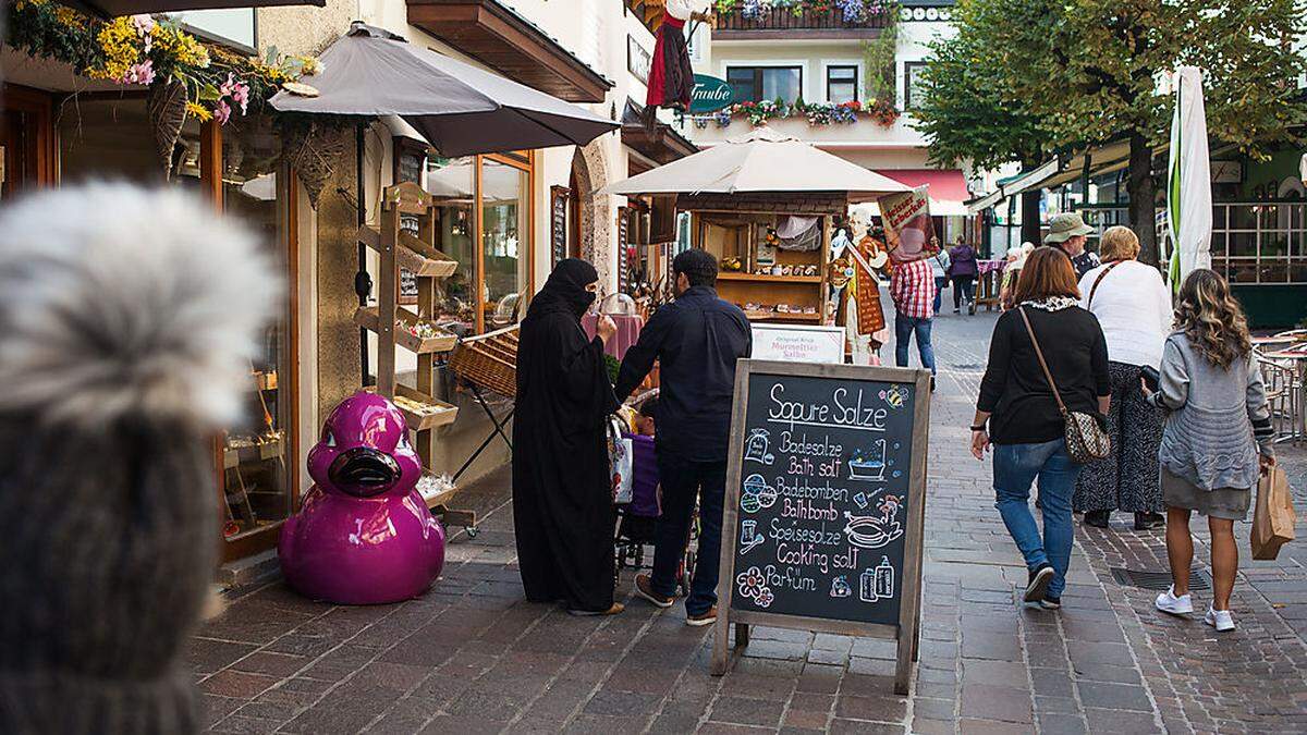 Auf der einen Seite Nikab, auf der anderen Rock:  In Zell am See hat man sich an den Widerspruch gewöhnt. Die Gäste aus dem Osten lassen viel Geld da