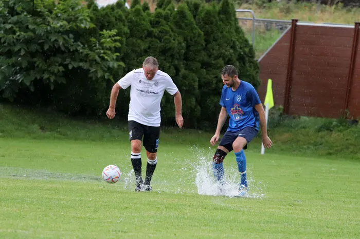Teilweise wurde Wasserfußball gespielt!