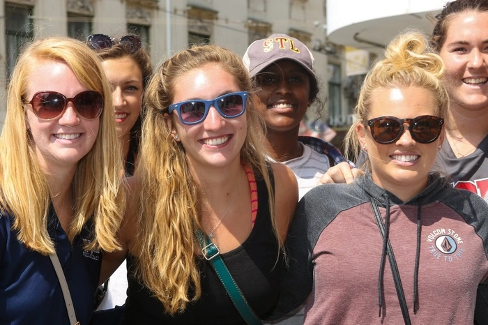 Ashley (Mitte) ist mit ihren Freundinnen derzeit in Marburg unterwegs. Ein Tagesausflug nach Graz musste sein. Die Gruppe stammt aus den USA und kam zum Shoppen.