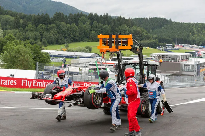 Vettel musste zu Fuß an die Box, sein Arbeitsgerät hing zu danach am Haken.