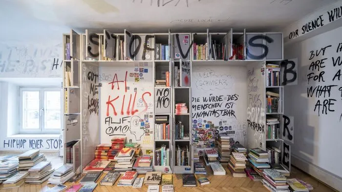 Installation „In Somebody Else‘s Library“ von Jaro Varga
