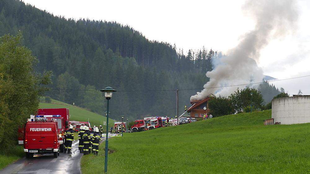 In Thörl schlug ein Blitz in ein Einfamilienhaus ein. 90 Mann sind im Einsatz