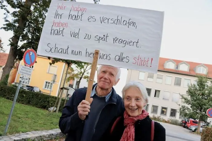Mit Trommeln, Trillerpfeifen, Plakaten und Transparenten ging es durch die Hartberger Innenstadt zur  Abschlusskundgebung im Stadtpark.