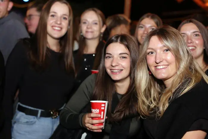 „So wie bei uns, dass die Bars noch wirklich mit Reisig geschmückt sind, das gibt es heute schon selten“, sagt Festobmann Simon Raith. Gemeinsam mit Landjugend-Ortsleiterin Sofia Hafenthaler zeigte er sich entsprechend zufrieden: Wenn Wald und Tanzfläche voll seien, könne man von einem gelungenen Fest sprechen. 