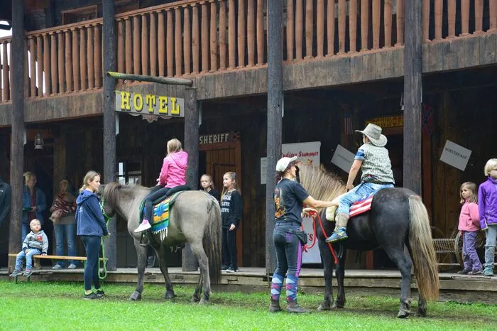 Für ein buntes Kinderprogramm war gesorgt - Ponyreiten darf bei einem Countryfestival keinesfalls fehlen. "Als kleiner Bub war ich schon begeistert von der aufregenden Welt der Cowboys und Indianer", so Stroissnig. Den kleinen Besuchern sollte es also ermöglicht werden, die Luft von Abenteuer und Freiheit zu schnuppern.