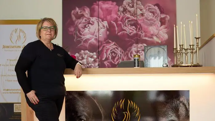 „Heute sind Haustiere wie ein echtes Familienmitglied. Und von einem Familienmitglied möchte man sich entsprechend verabschieden“, sagt Claudia Angerer