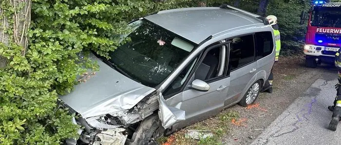 Der 32-Jährige stieß zuerst leicht mit einem vor ihm fahrenden Auto zusammen – und landete beim Ausweichen im Straßengraben