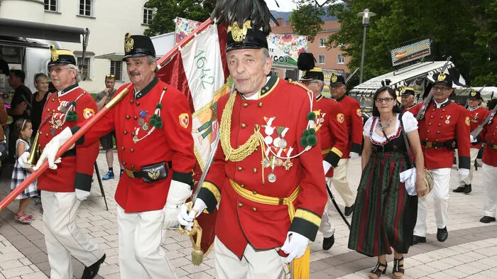 Die Spittaler Bürgergarde führte den Festzug vom Schlossbrunnen bis zum Parkschlössl an.