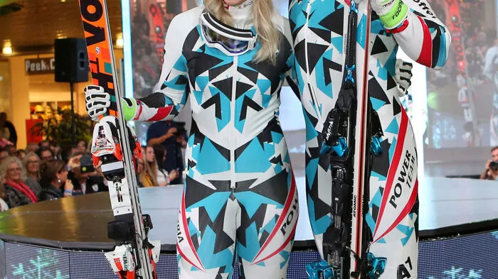 Zum zweiten Mal ist das Einkaufszentrum Europark in Salzburg am Freitag ganz im Zeichen von Österreichs Skistars gestanden. Marcel Hirscher, Eva Maria Brem (beide im Bild), Anna Veith und Gregor Schlierenzauer und andere Stars des ÖSV standen für Autogrammstunden zur Verfügung und präsentierten das neueste Outfit für die kommende WM-Saison.