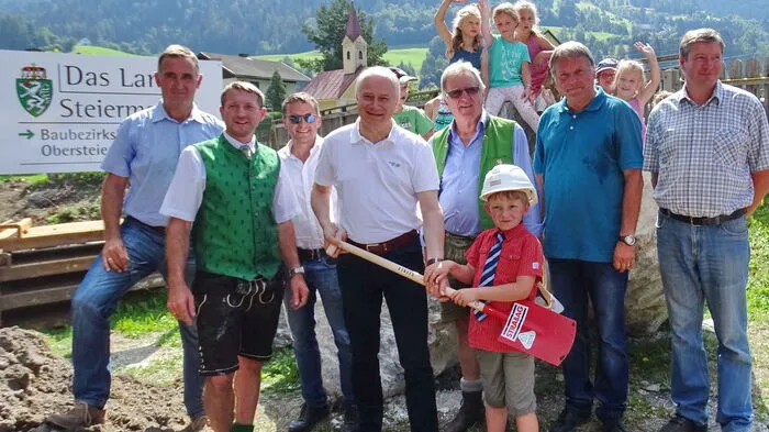 Auch die Kindergartenkinder sind zum Spatenstich in Stadl-Predlitz gekommen.