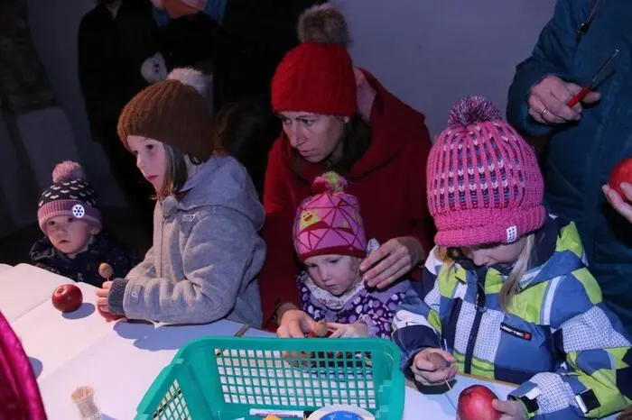 Eltern mit ihren Kindern kommen auch von weit her, um in aller Ruhe, ohne Stress und ohne Krawall in Stallhofen das Brauchtum um den Nikolaus und den Stallhofner Bartl mitzuerleben.