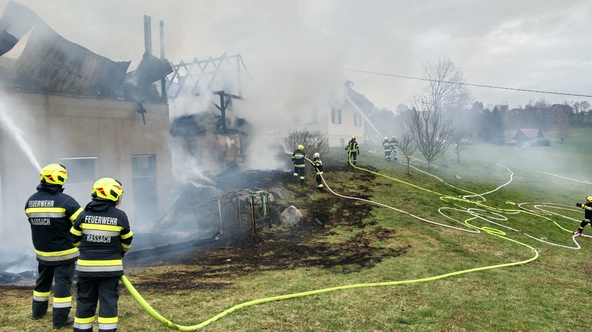 Beim Eintreffen der Feuerwehr stand das Gebäude schon im Vollbrand