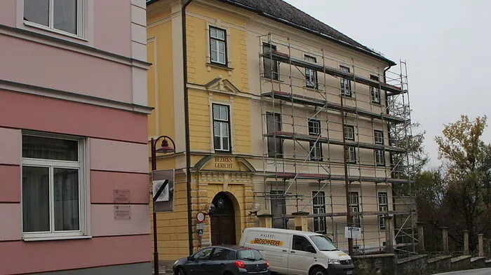 Im Zuge der Sanierung bekommt das Bezirksgericht Völkermarkt auch einen neuen Anstrich