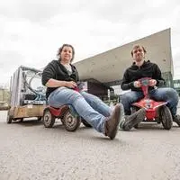 Daniel Brunner und Peter Pötzi mit zwei ihrer Bobby Cars