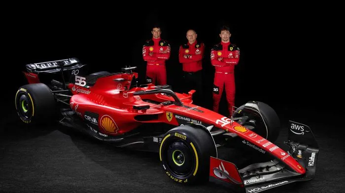 Die beiden Fahrer Carlos Sainz und Charles Leclerc und der neue Teamchef bei Ferrari Frederic Vasseur.