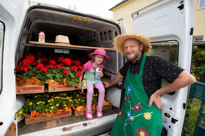 Hanna (4) und Papa Seppi Egger verteilten viele blumige Grüße