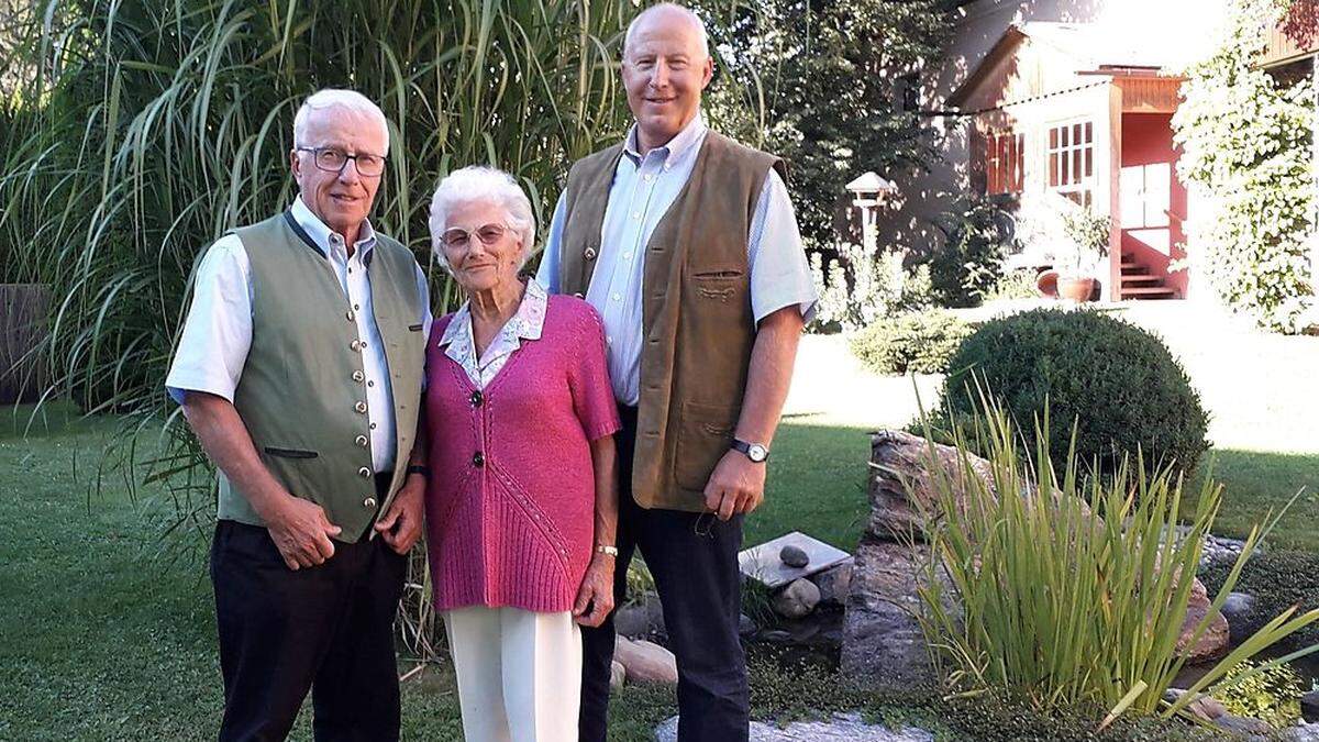 Jubilarin Elfriede Fuchs bei der Familien-Geburtstagsfeier, im Bild mit ihren Söhnen Herfried und Harald