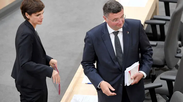 Die SPÖ wird in einer Nationalratssondersitzung einen eigenen Misstrauensantrag gegen die gesamte Regierung einbringen. Das gab Parteichefin Pamela Rendi-Wagner am Sonntagabend bekannt. Der designierte FPÖ-Obmann Norbert Hofer geht davon aus, dass seine Fraktion dem SPÖ-Antrag "wohl" zustimmen wird.