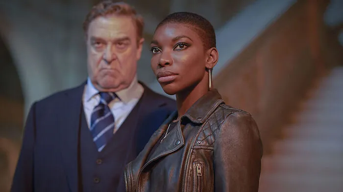 Michaela Coel und John Goodman in "Black Earth Rising"