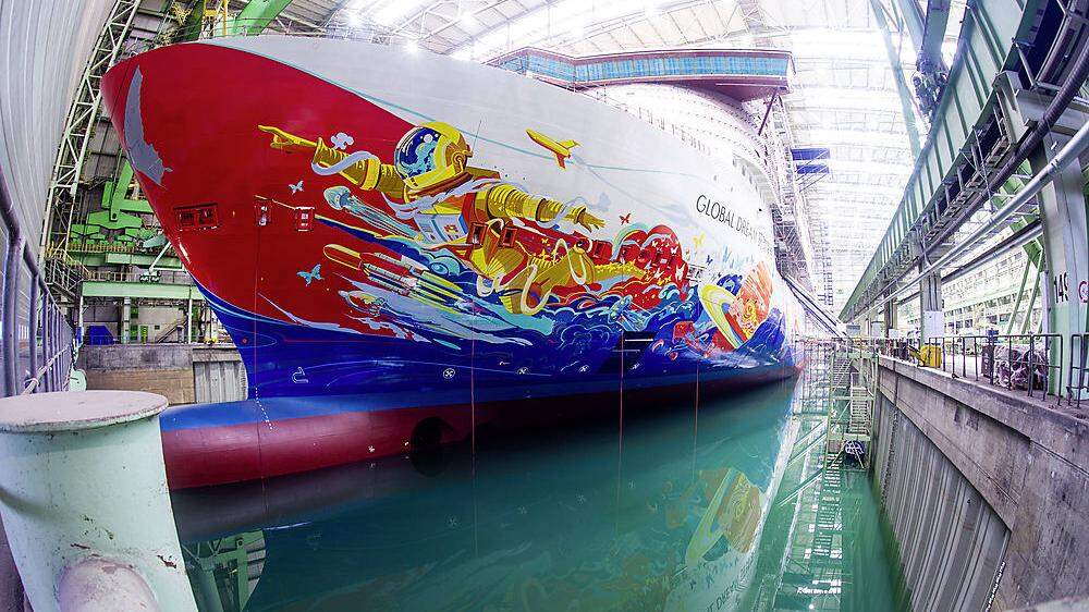 Blick auf das in Bau befindliche Kreuzfahrtschiff Global Dream der MV Werften Wismar GmbH