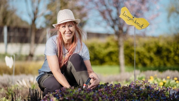 Kräuterpädagogin und Aromapraktikerin Silvia Baumgartner im Garten