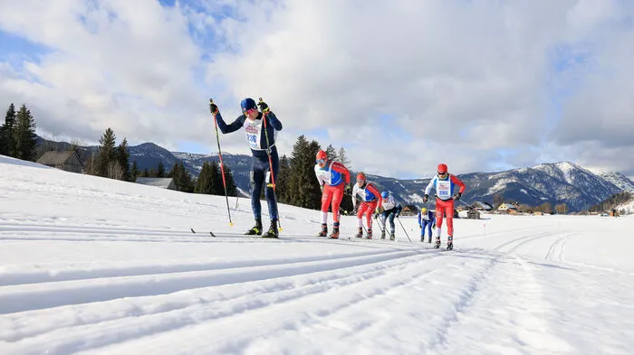 Die Spitzengruppe über 30 km in klassischer Technik, angeführt von Christoph Gsenger (AUT), Startnummer 236.