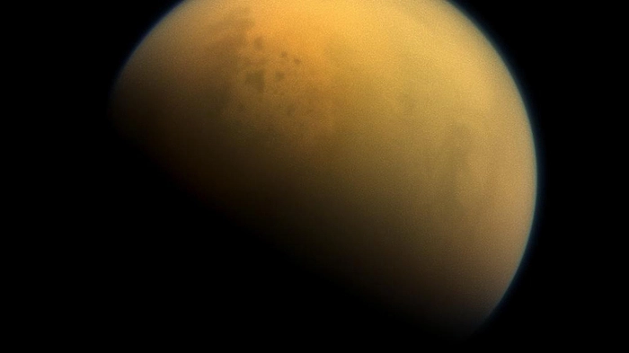 Titans dichte Atmosphäre lässt keine Sicht auf die Oberfläche zu