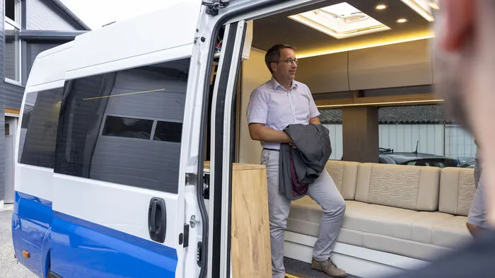 Bürgermeister Johannes Schmid zeigte sich beeindruckt von den Wohnmobilen