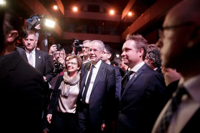 Die Inszenierung gegen die "Eliten" - gemeint sind Van der Bellen und seine (prominenten) Unterstützer auch aus SPÖ- und ÖVP-Kreisen - ist ein Kernelement der blauen Kampagne.