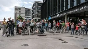 Bei der Kleinen Zeitung erhielten die zehn Umsattler ihre Steirerbikes