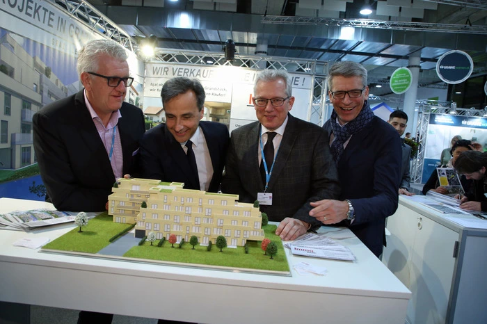 Viel Prominenz hat sich bei der Lebensraum von der Vielfalt der neuen Immobilienprojekte überzeugt.