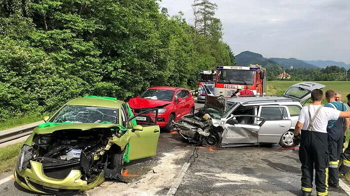 Bei diesem Unfall, nach einem riskanten Überholmanöver, wurden fünf Unbeteiligte verletzt