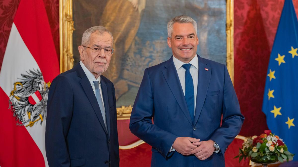 Bundespräsident Van der Bellen und Karl Nehammer  im Maria-Theresien-Zimmer der Präsidentschaftskanzlei 