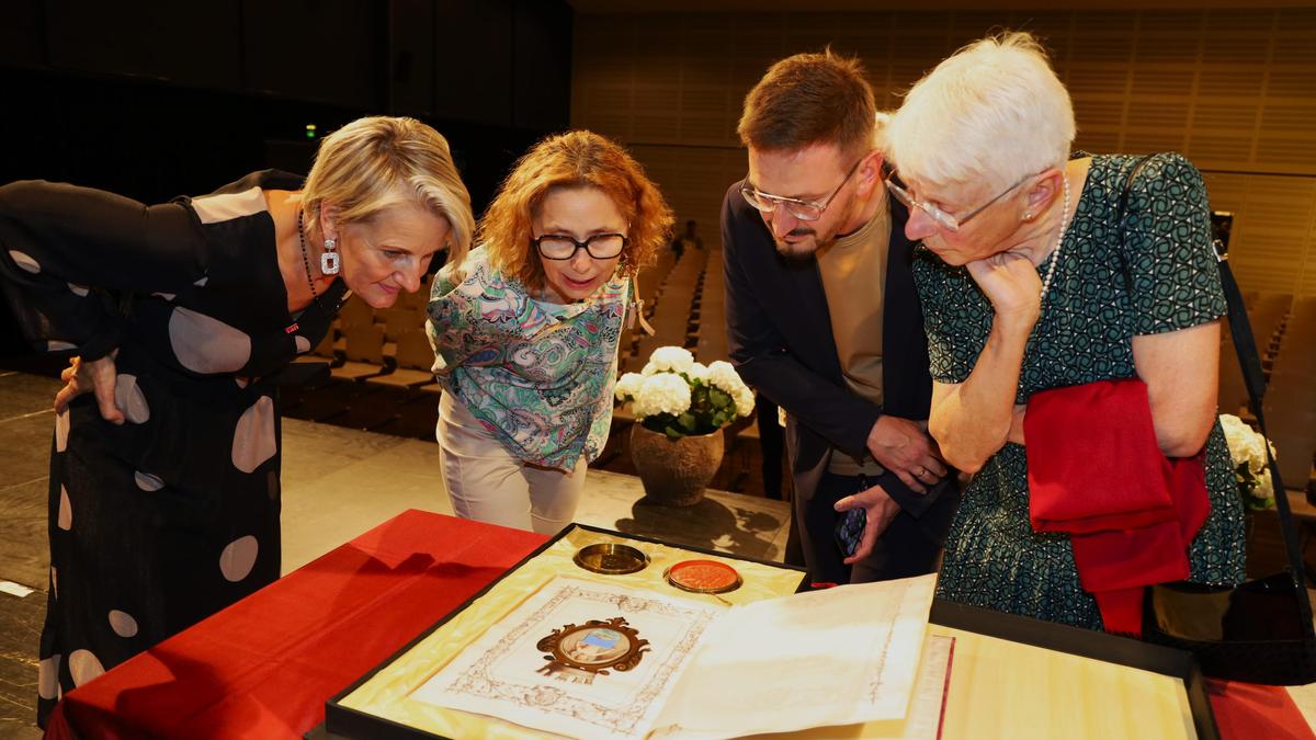 Zahlreiche Gäste nutzten die Gelegenheit, im Rahmen des Festaktes die Stadterhebungsurkunde zu besichtigen